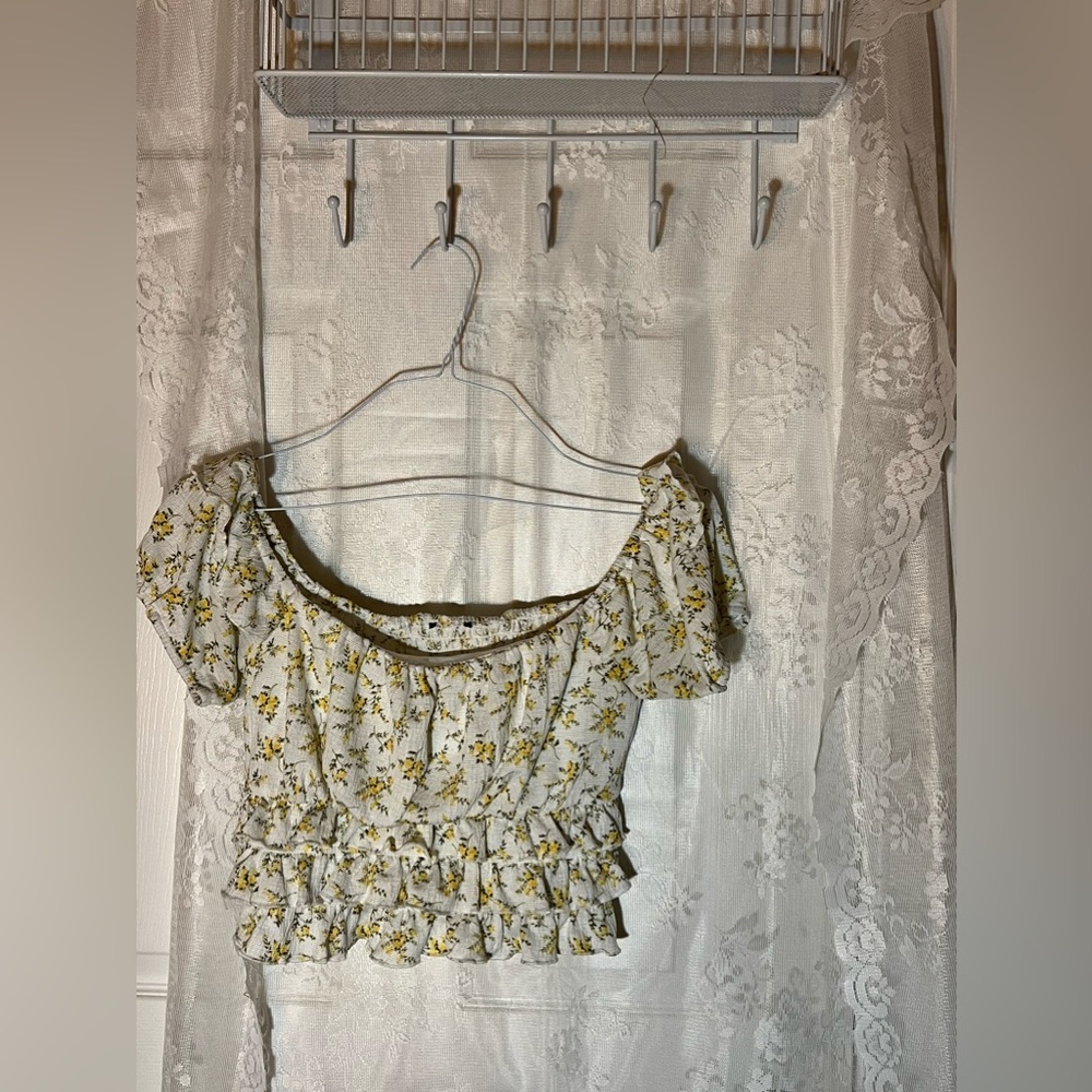 Women’s Size S FLORAL WHITE TOP